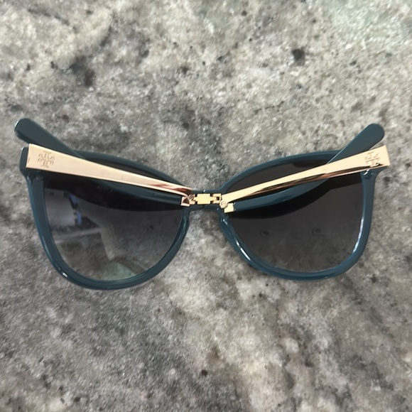 Tory Burch Foldable Sunglasses - Picture 6 of 6